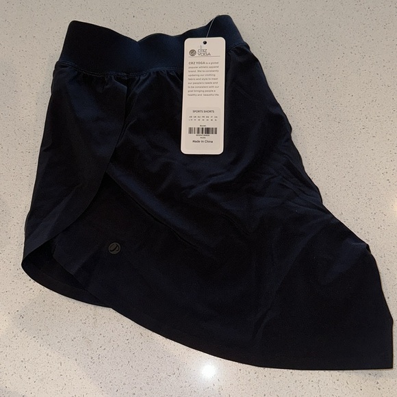 Feathery-Fit Soft Mid Rise Dolphin Lined Shorts 4'' - Picture 4 of 4